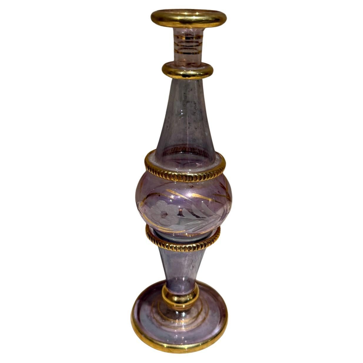 Doré  Vase à fleurs égyptiennes en cristal violet taillé en vente