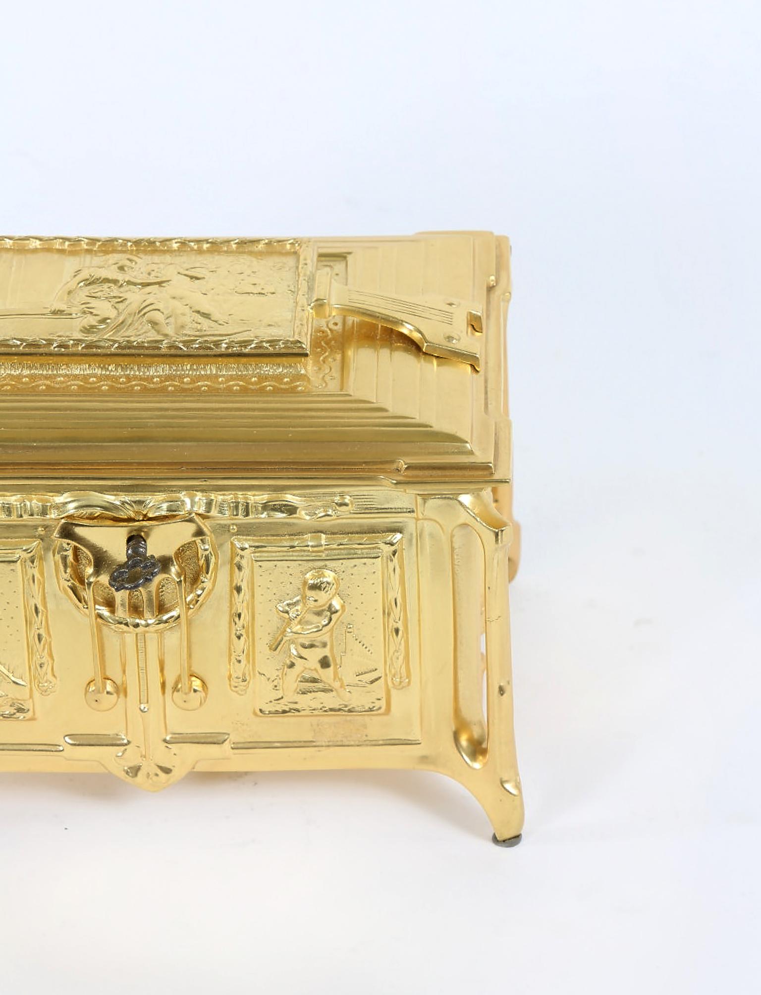 Gilt Dore Bronze Metal Footed Covered Box In Good Condition In Tarry Town, NY