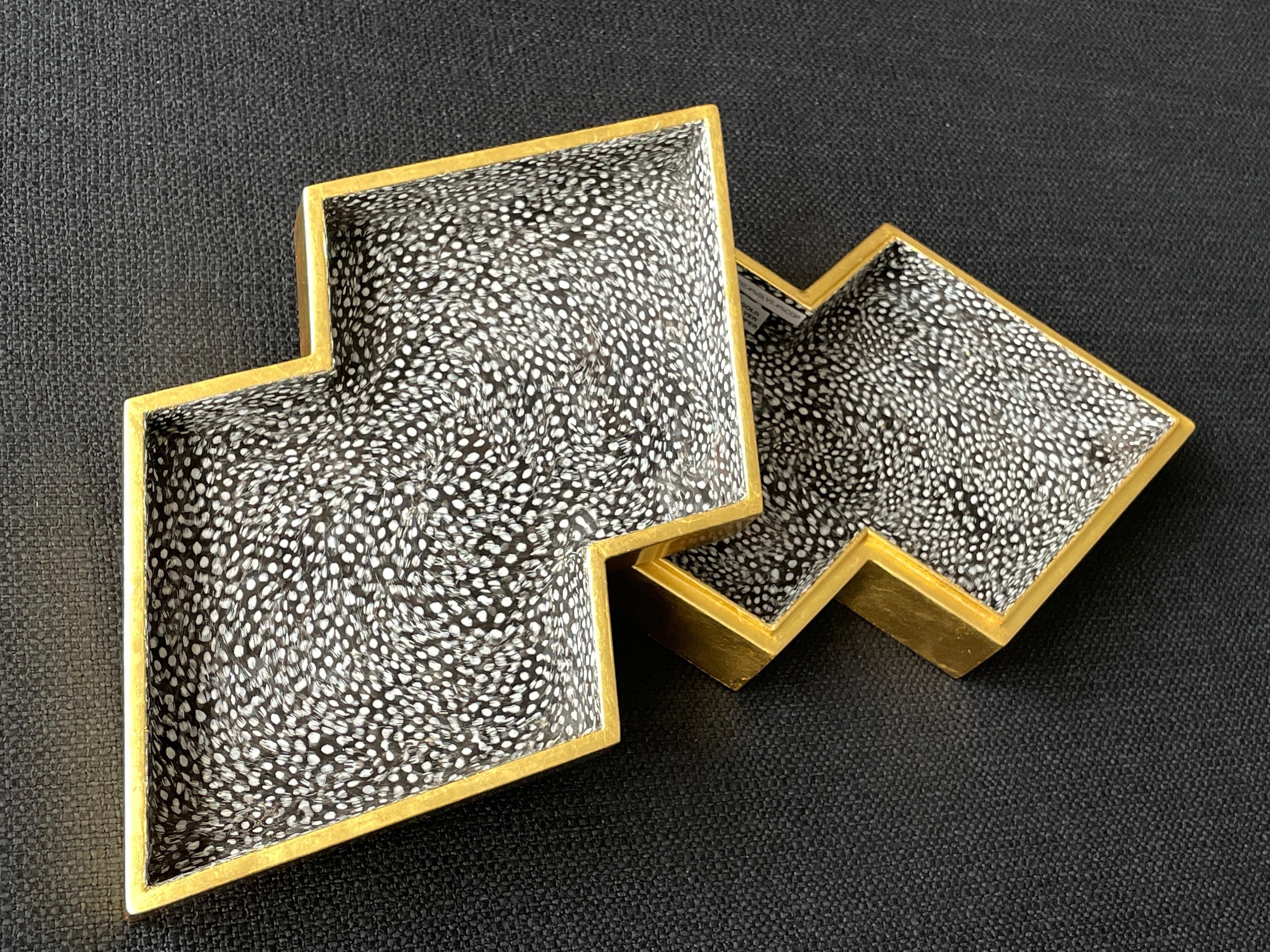 Moderne Boîte à feuilles en or dorée « Double Diamond » avec intérieur en plumes en vente