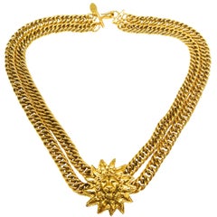 Collier à chaîne à double rangée dorée avec motif iconique de tête de lion , Chanel, années 1980