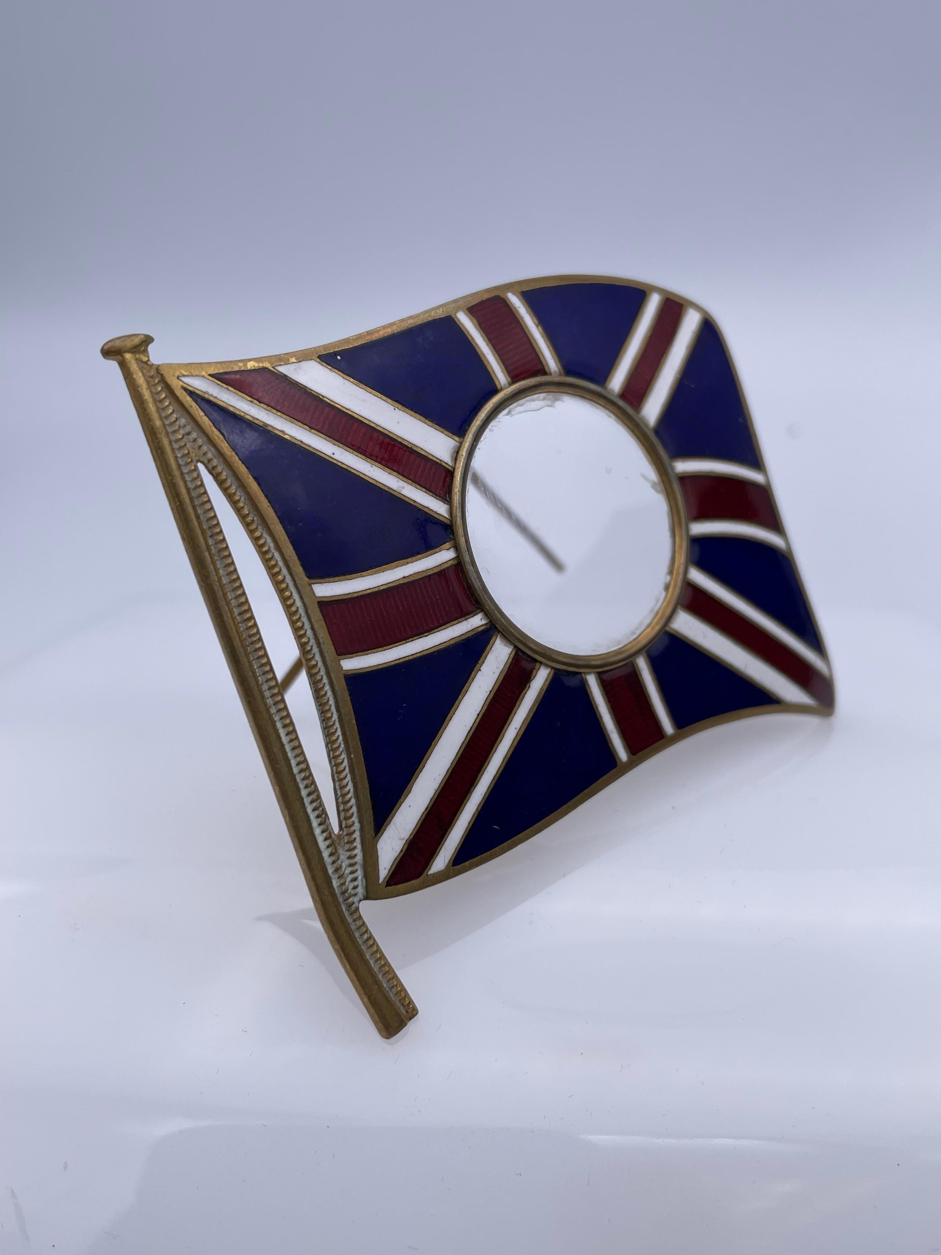 Ein sehr charmanter Bilderrahmen: eine figurale Darstellung des britischen Union Jack, mit einer Öffnung für ein Foto in der Mitte. Leuchtend kobaltblau, rot und weiß emailliert. Eine sehr anmutige Konfiguration. 2 3/4