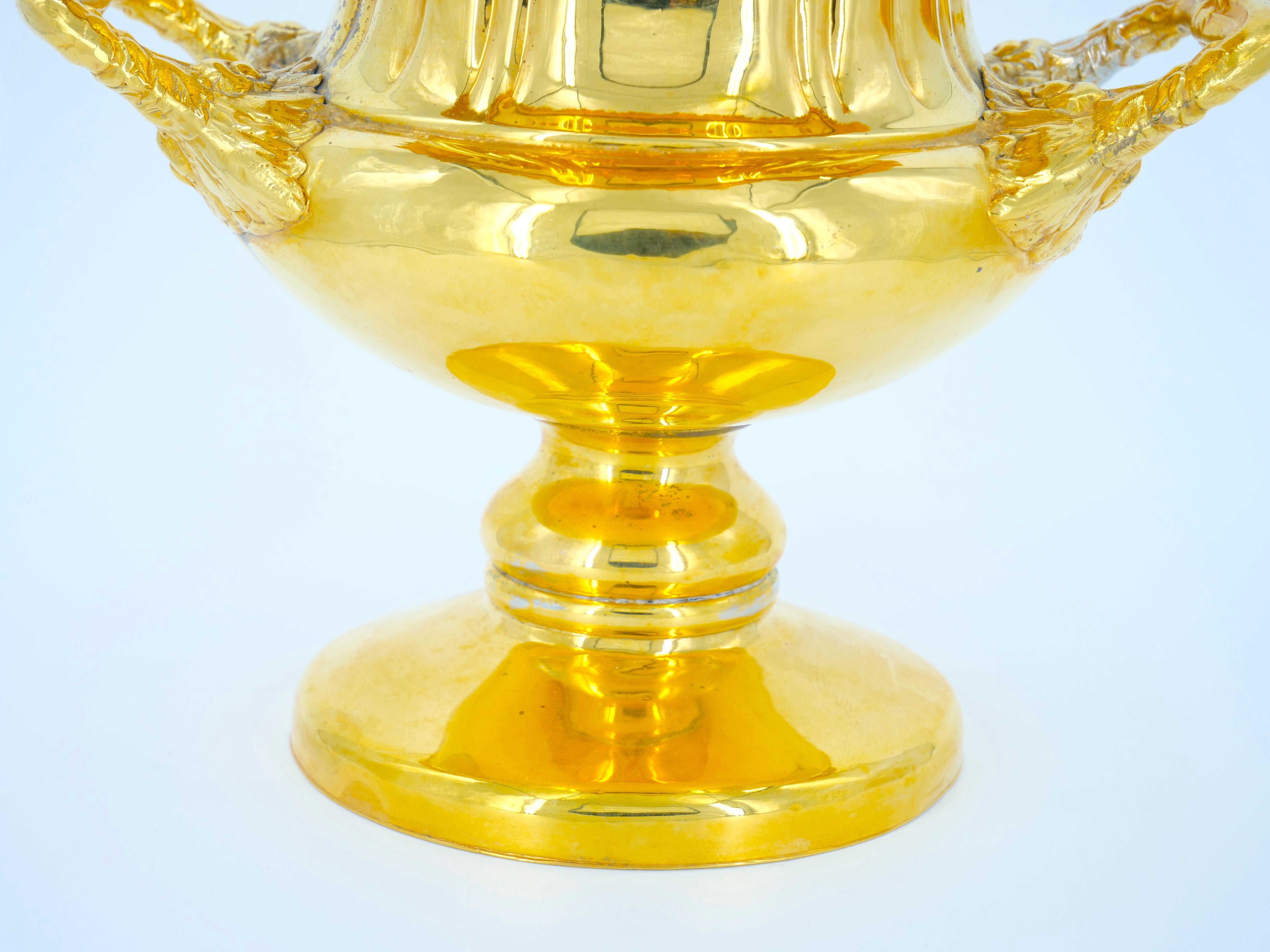 Néo-classique Vase Campana en métal argenté et doré Refroidisseur à vin / seau à glace en vente
