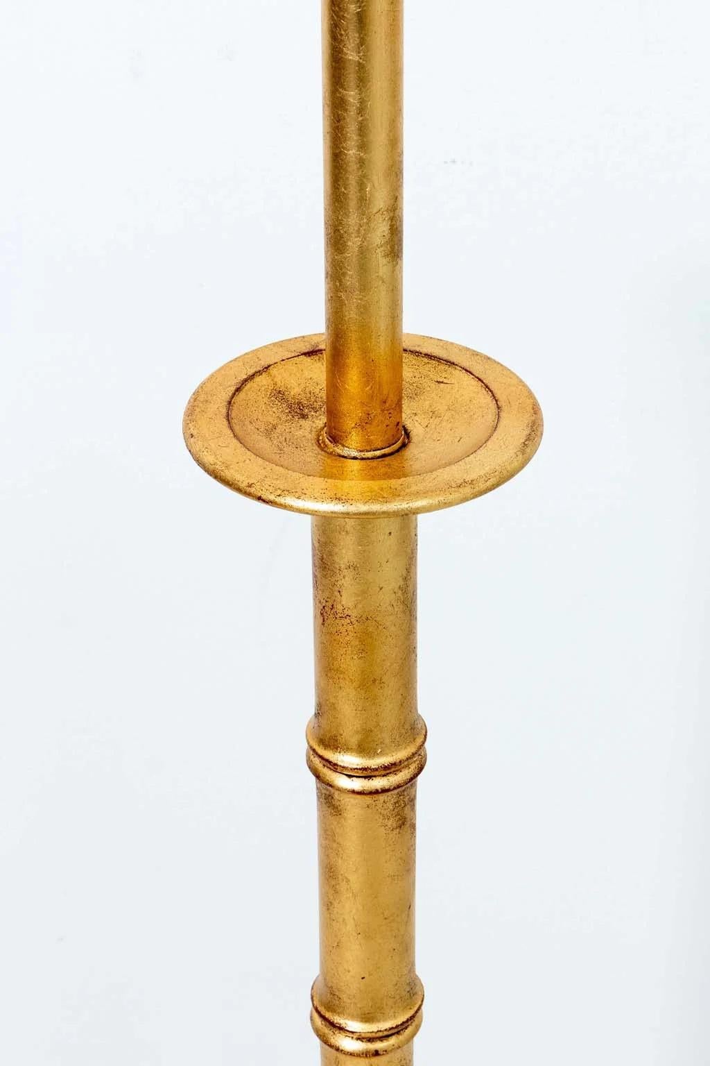 Lámpara de pie de bambú dorado de estilo Hollywood Regency. De metal y madera. 48
