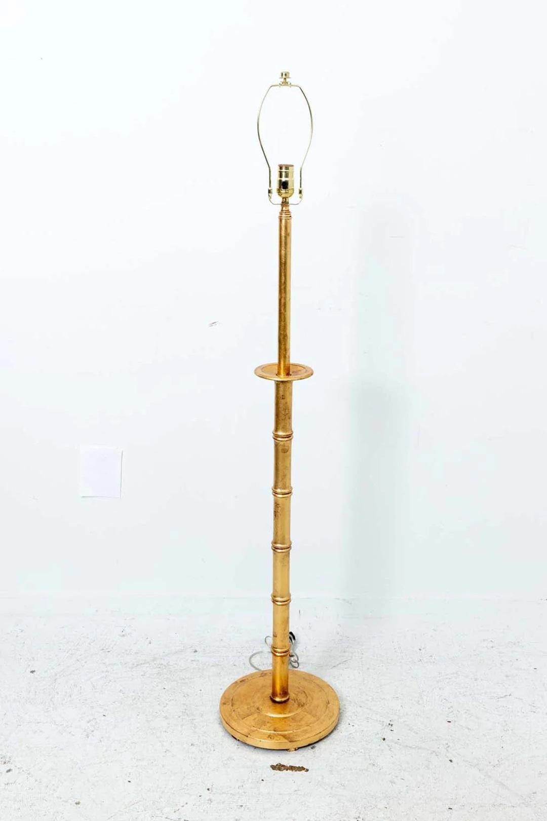 Lámpara de pie dorada de bambú sintético siglo XX en venta