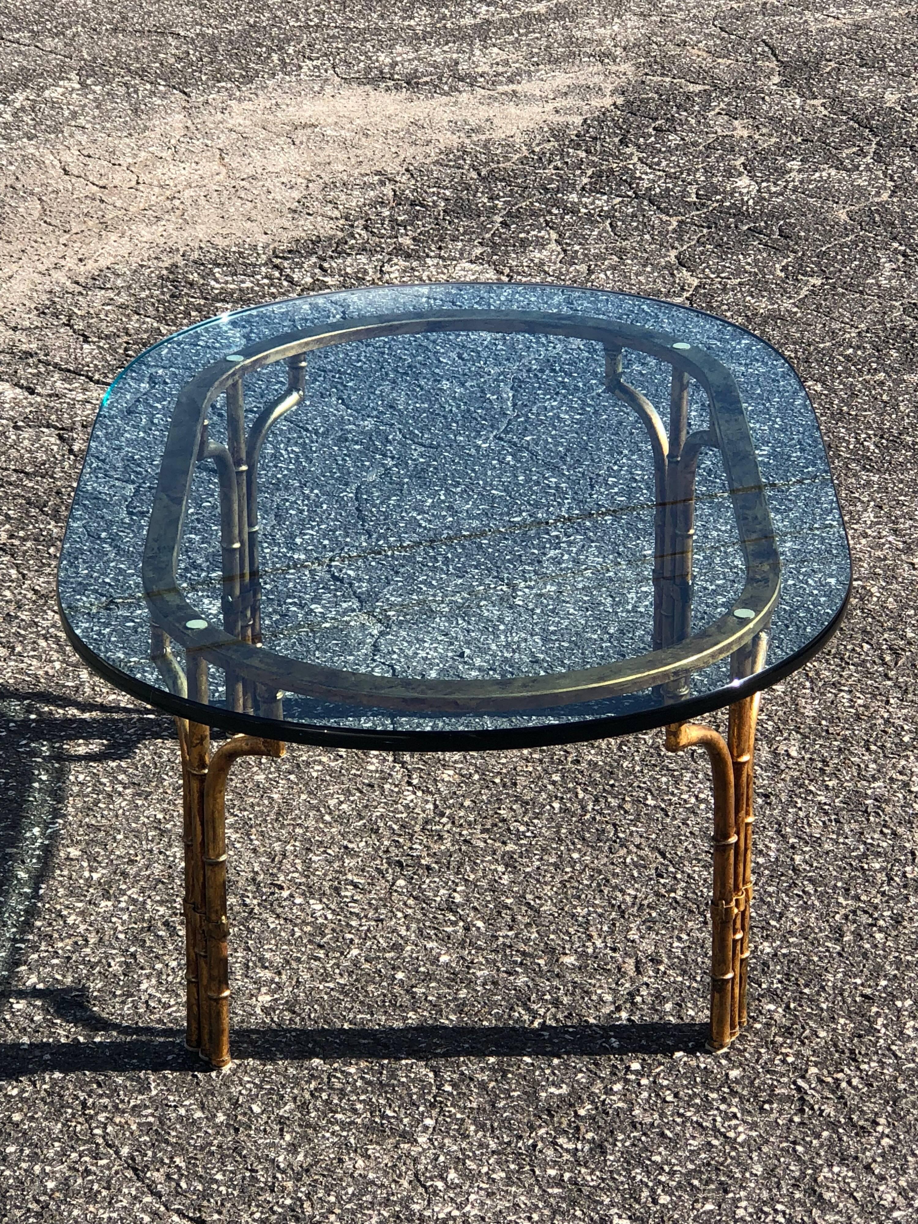 Table basse ovale en faux bambou doré Bon état - En vente à Redding, CT