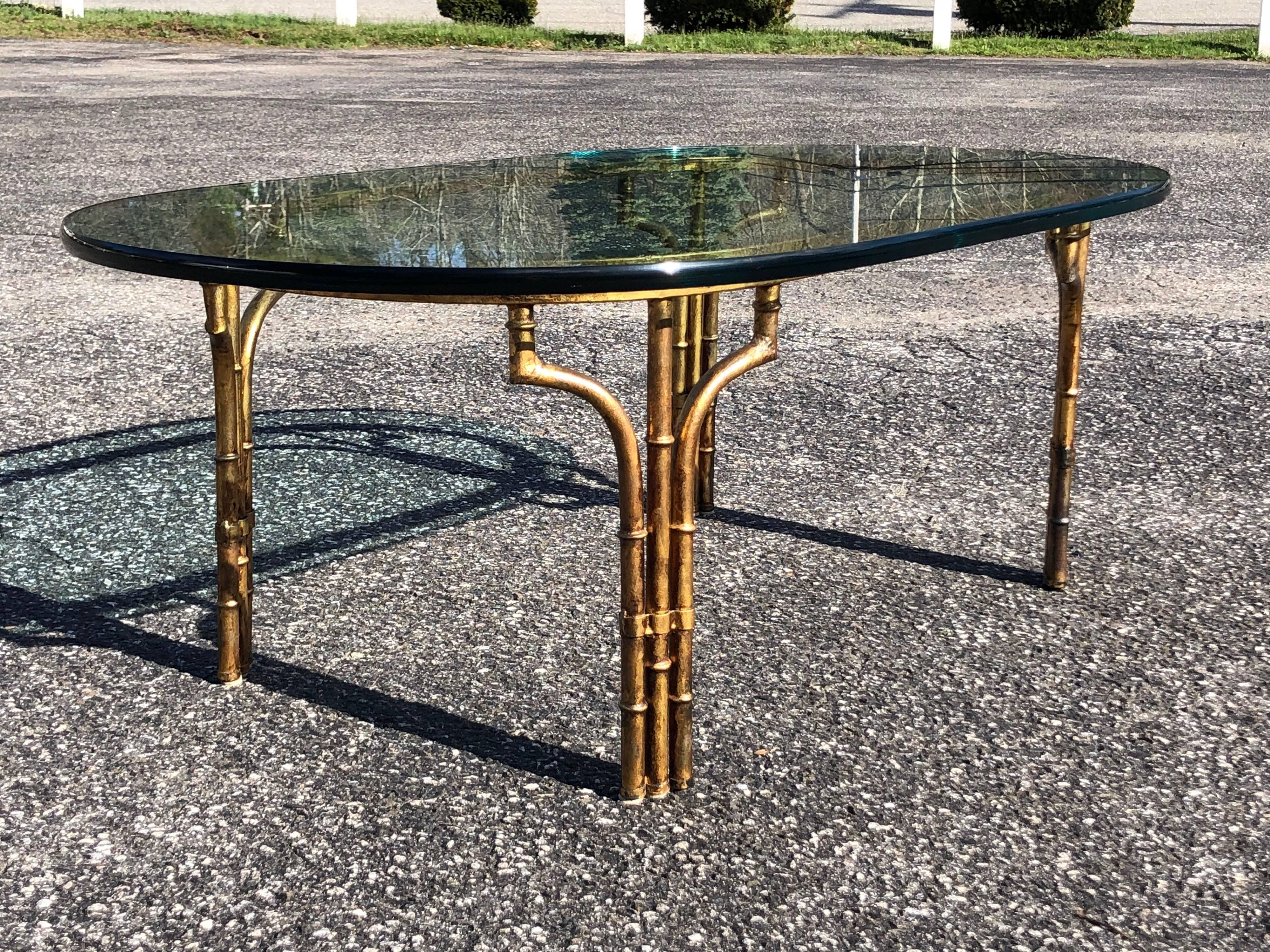 Milieu du XXe siècle Table basse ovale en faux bambou doré en vente