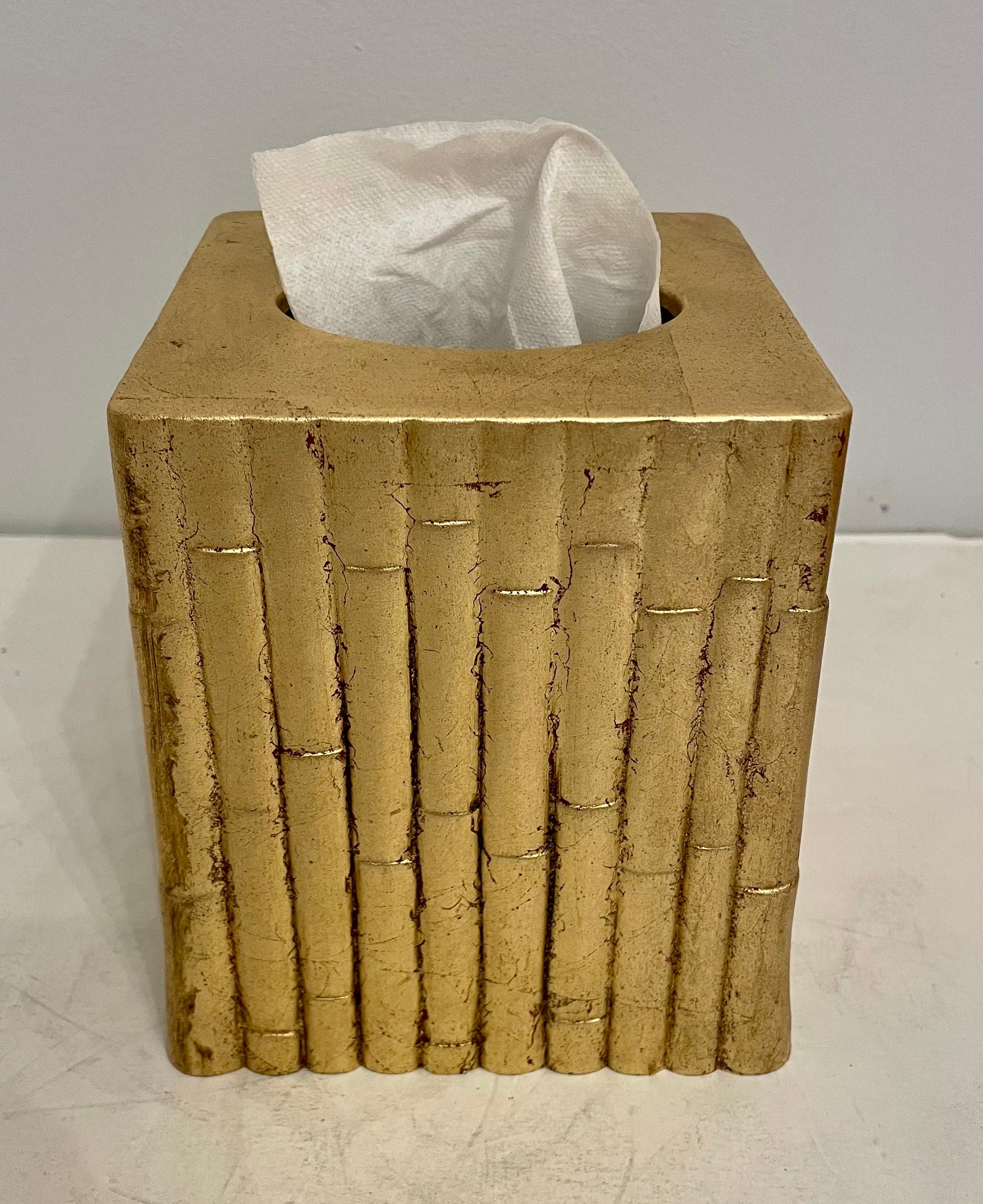 Portafazzoletti d'epoca dorati in finto bambù  in stile Hollywood Regency.  contiene una scatola di fazzoletti di carta regolare. Buone condizioni generali, con qualche segno di usura dovuto all'età e all'uso.