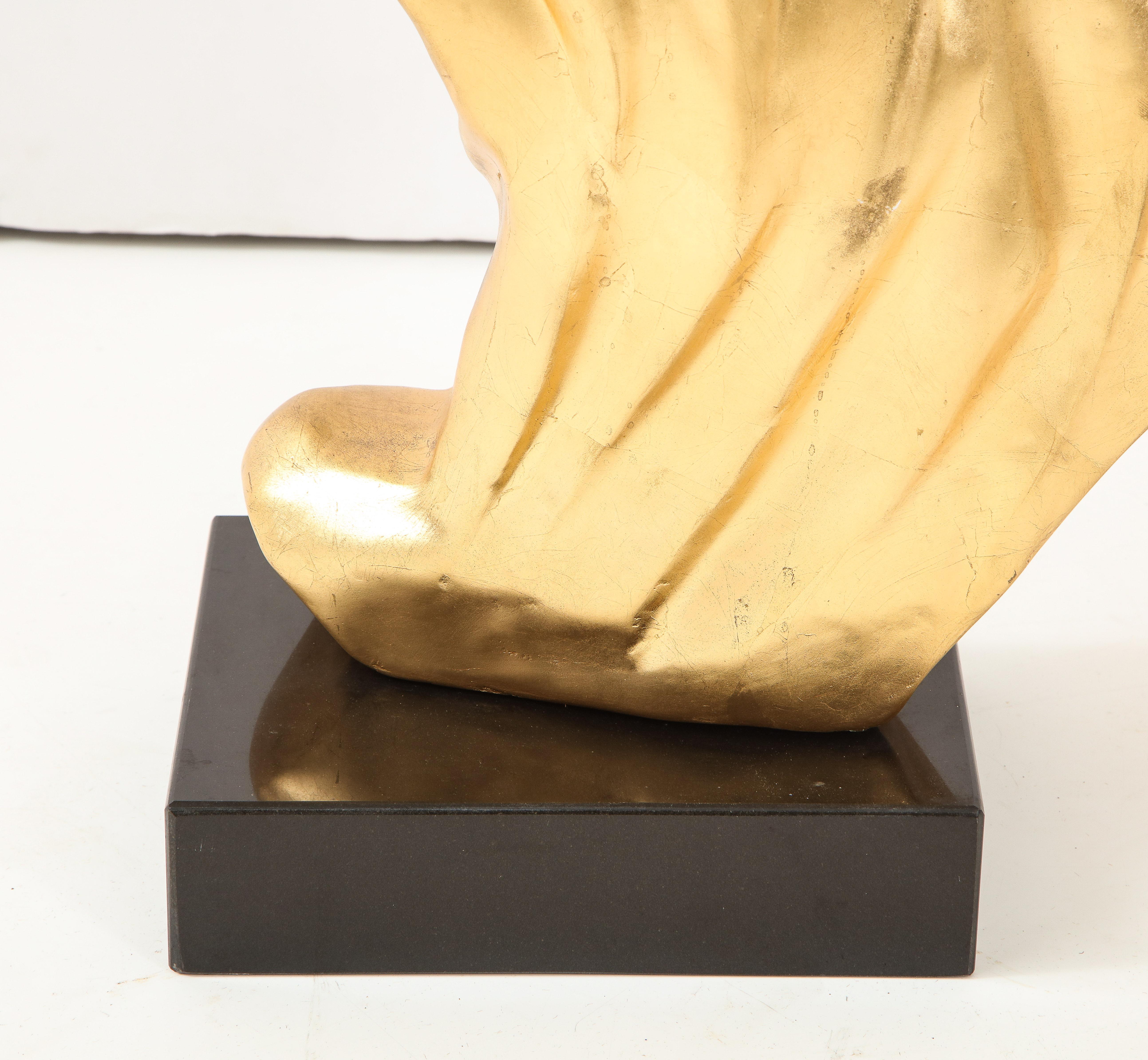 Britannique Sculpture à flamme dorée du 20e siècle en vente