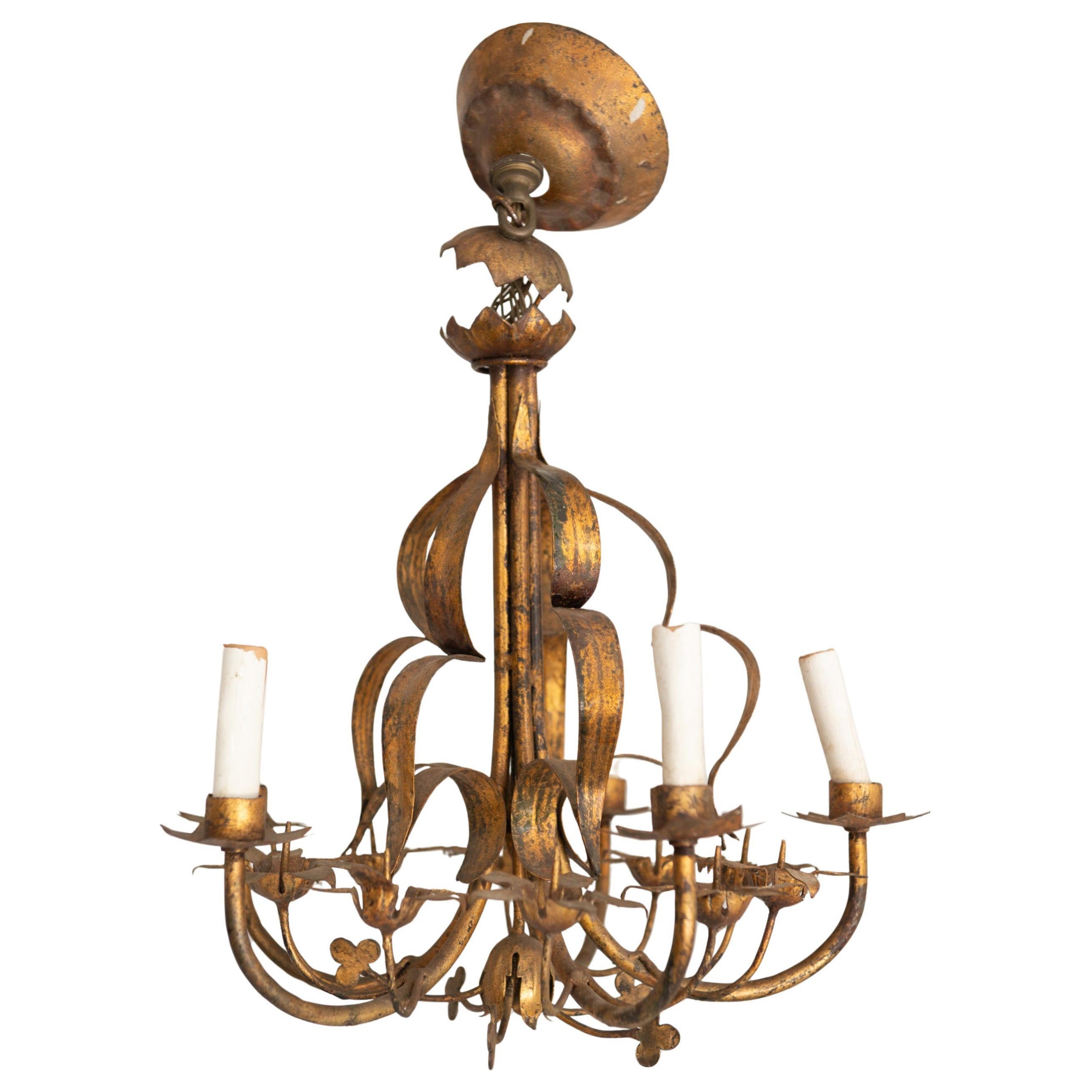 Lampadario floreale dorato in ferro battuto