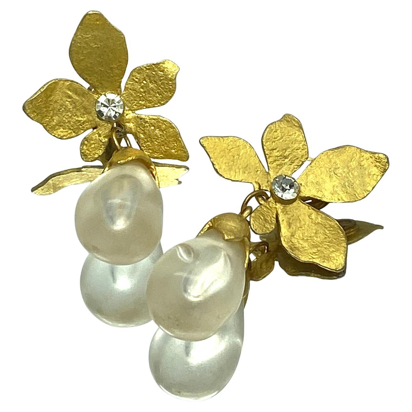 Orecchini con fiore dorato e penzoloni in lucite dal Musée des Arts Décoratifs