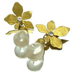 Boucles d'oreilles pendantes en lucite et fleur dorée du Musée des Arts Décoratifs
