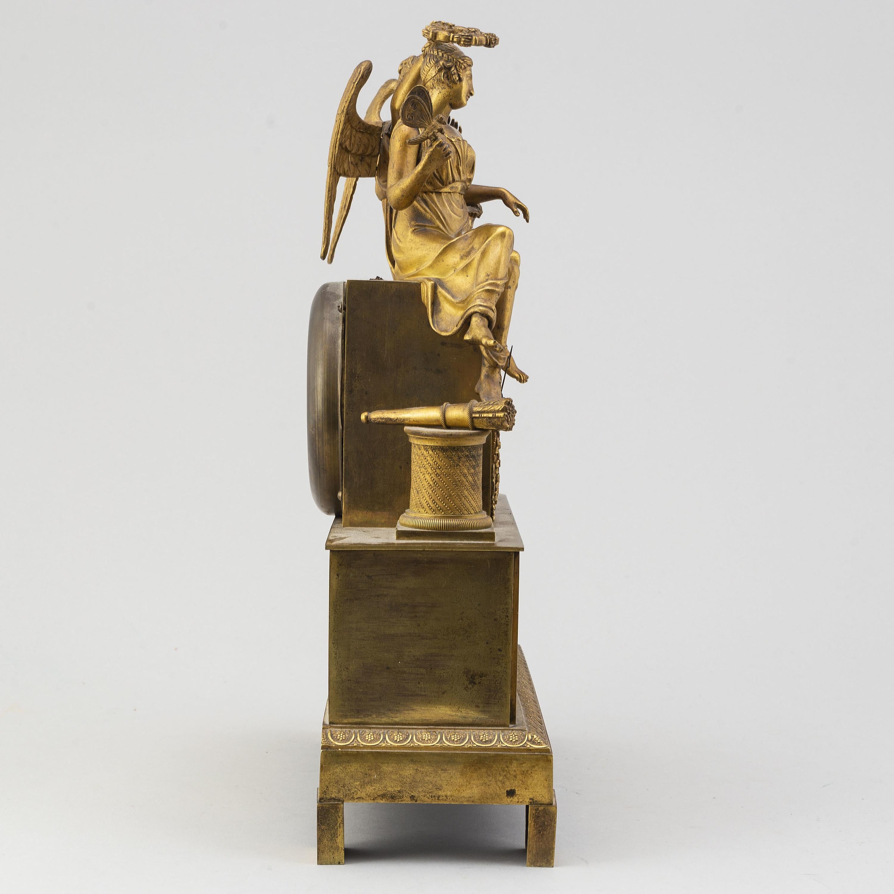 Français Horloge de table Empire française dorée, début des années 1800 en vente