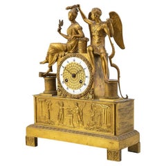 Reloj de mesa Imperio francés dorado, principios del siglo XIX