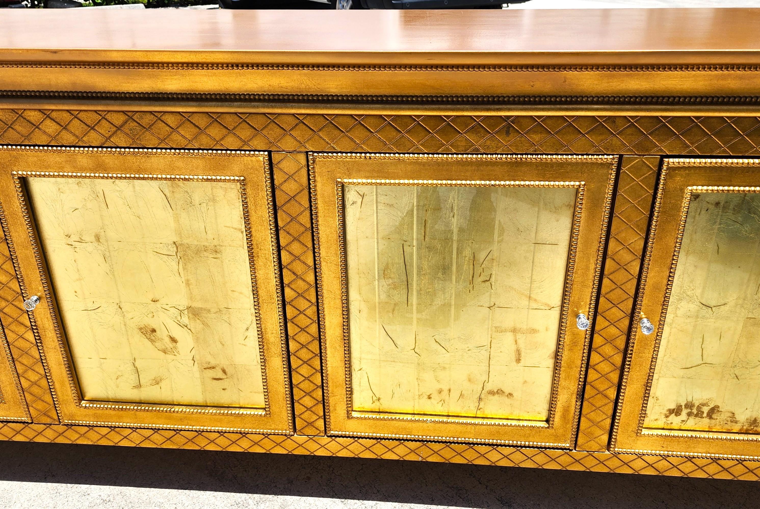 Buffet Foglia d'oro dorato Credenza Bar Cabinet Custom MADE 95 In condizioni buone in vendita a Lake Worth, FL