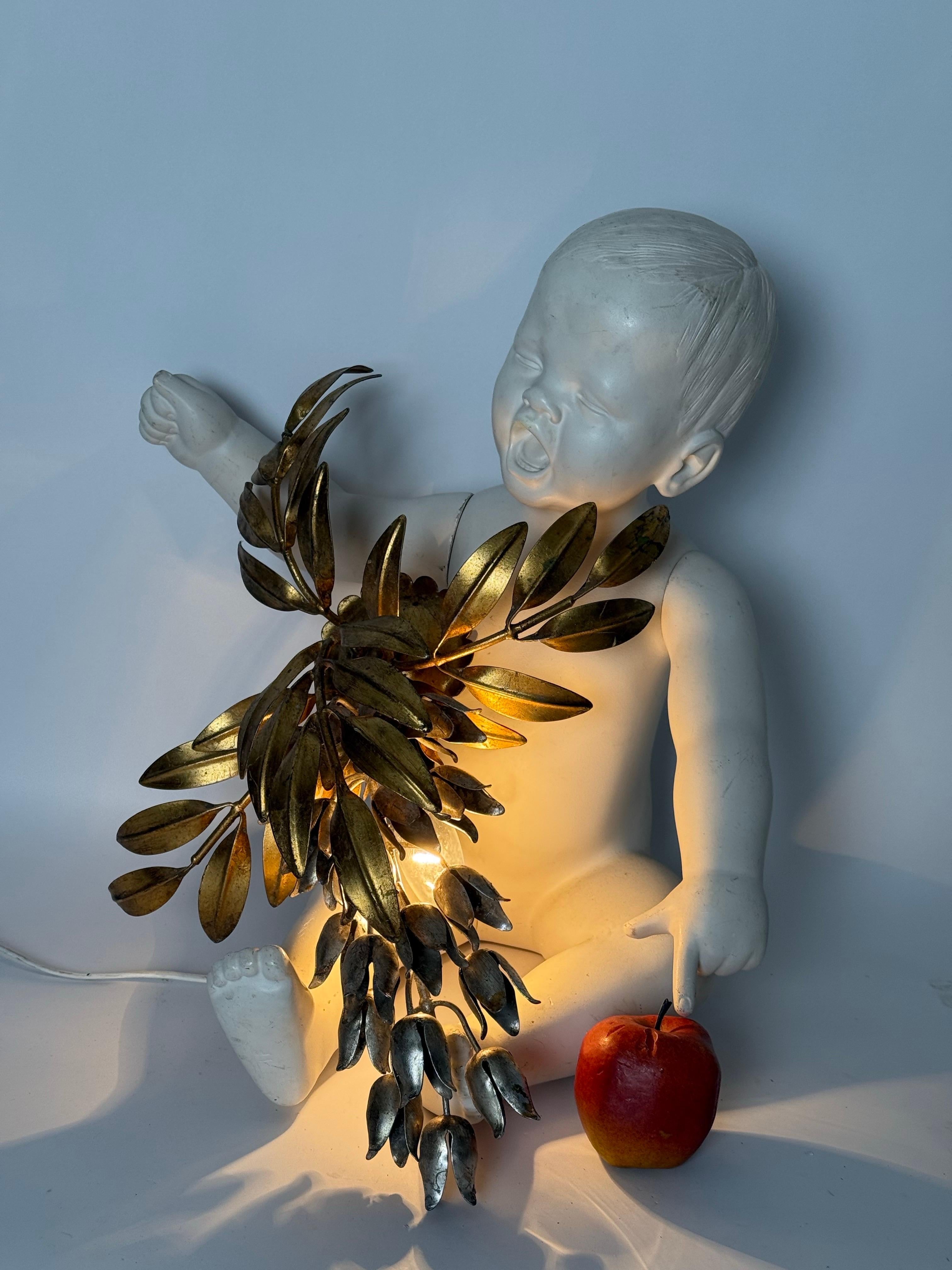 This beautiful Pioggia D'oro wall light is by Hans Kögl from Germany. This extremly beautiful light is decorated eith many curved golden leaves which are attachiched to branches also in the same colour. The combination of leaves on branches provide