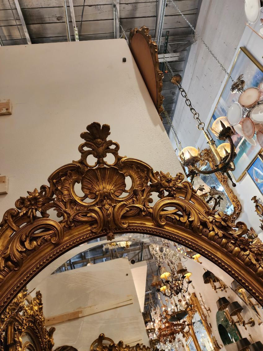Il s'agit d'un beau miroir français doré