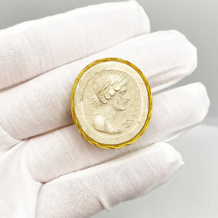 Vergoldetes Grand Tour Gips-Intaglio mit Gipsbste einer Frau, 19. Jahrhundert (Englisch) im Angebot