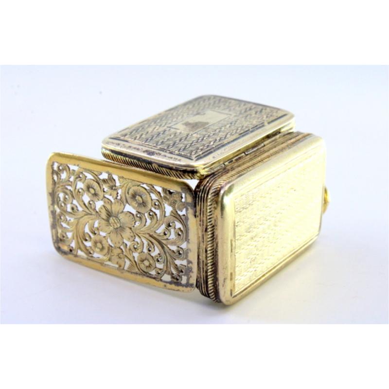 Description: Guilloche gilt silver vinaigrette box featuring a monogram card with a suspension ring, from the George III period. Metal: Silver. Origin: English. Brand: Birmingham. Weight: 14.85 grams. Dimensions: 3.5cmx2.2cm. Content: 925/1000.