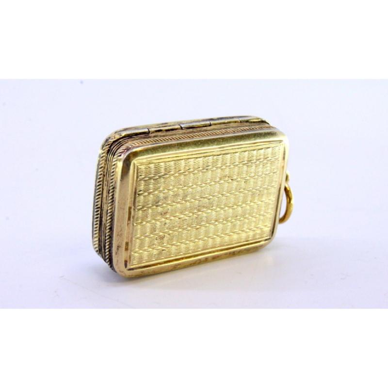 Gilt guilloche vinaigrette box with monogram and ring, George III period In Good Condition For Sale In Porto, PT