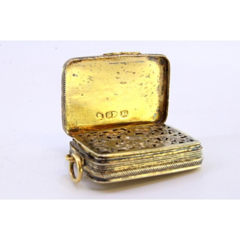 Gilt guilloche vinaigrette box with monogram and ring, George III period For Sale 2