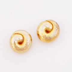 Orecchini a spirale martellati dorati di Alexis Lahellec, anni '80