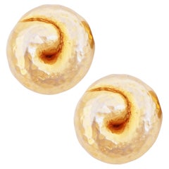 Pendientes dorados martillados en forma de espiral de Alexis Lahellec, años 80