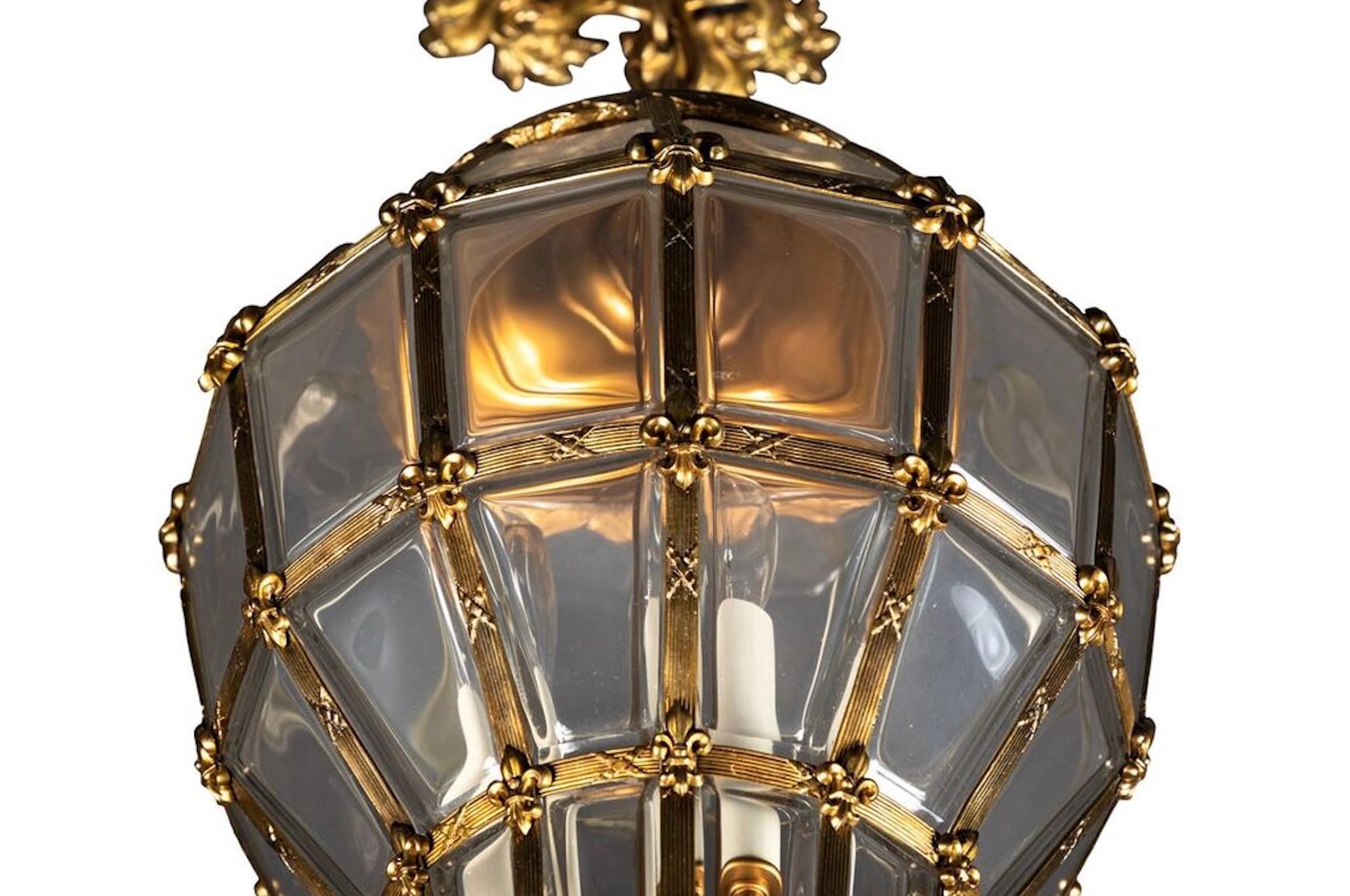 Lanterne suspendue dorée avec écusson de plafond Bon état - En vente à LOS ANGELES, CA