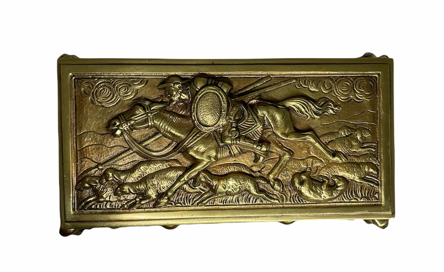 Baroque Boîte à bijoux/de décoration rectangulaire repoussée en bronze doré en vente