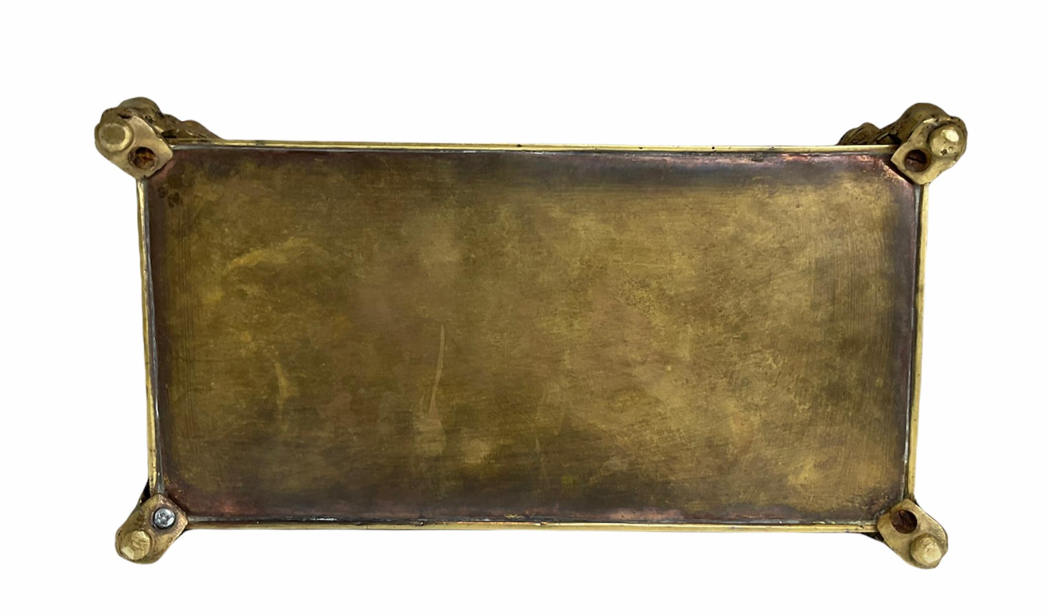 Inconnu Boîte à bijoux/de décoration rectangulaire repoussée en bronze doré en vente