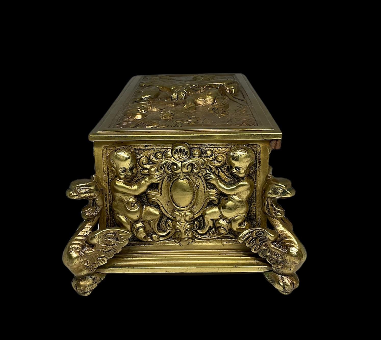 Repoussé Boîte à bijoux/de décoration rectangulaire repoussée en bronze doré en vente