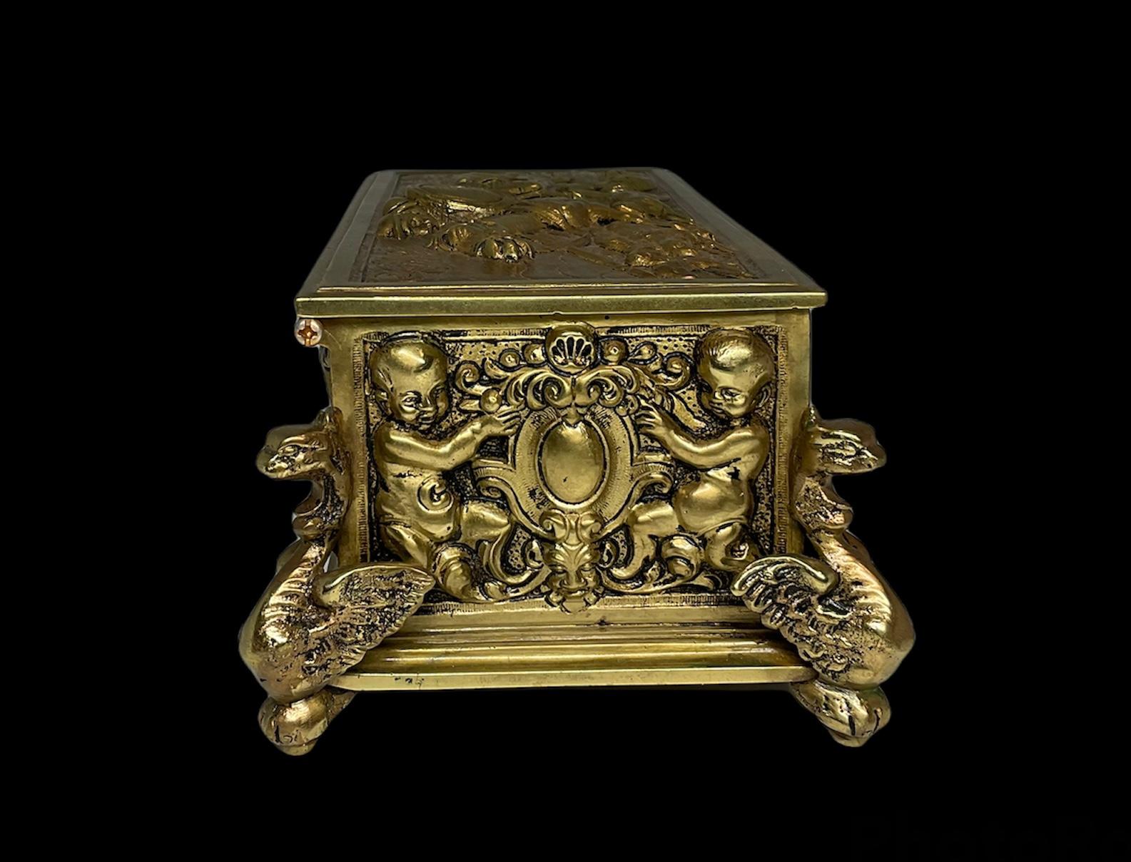 Boîte à bijoux/de décoration rectangulaire repoussée en bronze doré Bon état - En vente à Guaynabo, PR