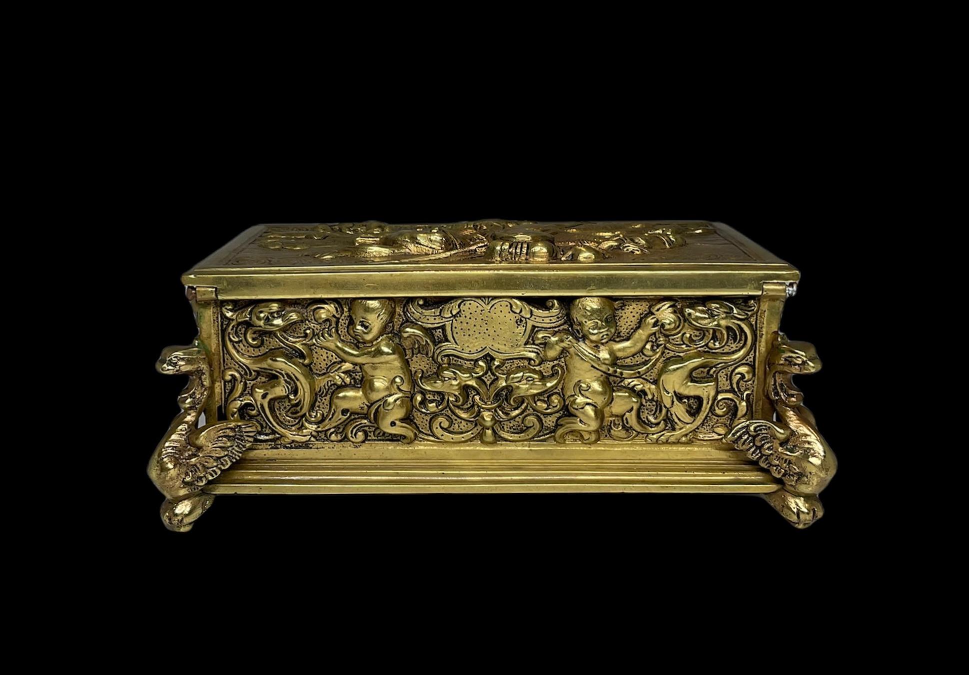 20ième siècle Boîte à bijoux/de décoration rectangulaire repoussée en bronze doré en vente