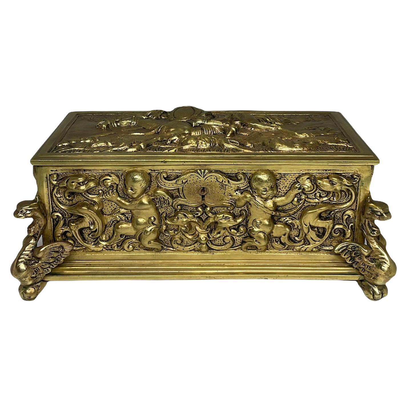 Boîte à bijoux/de décoration rectangulaire repoussée en bronze doré en vente