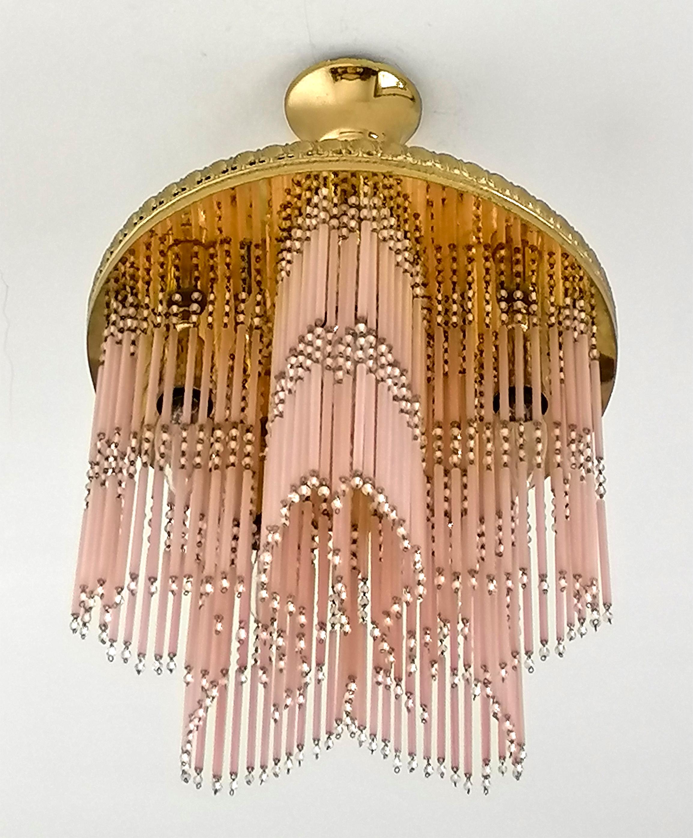 Fabuleux lustre doré Hollywood Regency en forme d'étoile avec des franges de paille perlée en verre de Murano rose. Depuis le milieu du 20e siècle. Magnifique effet miroir. 
Dimensions :
Diamètre : 39 cm
Hauteur : 21 in / 53 cm 
Cinq ampoules E14/