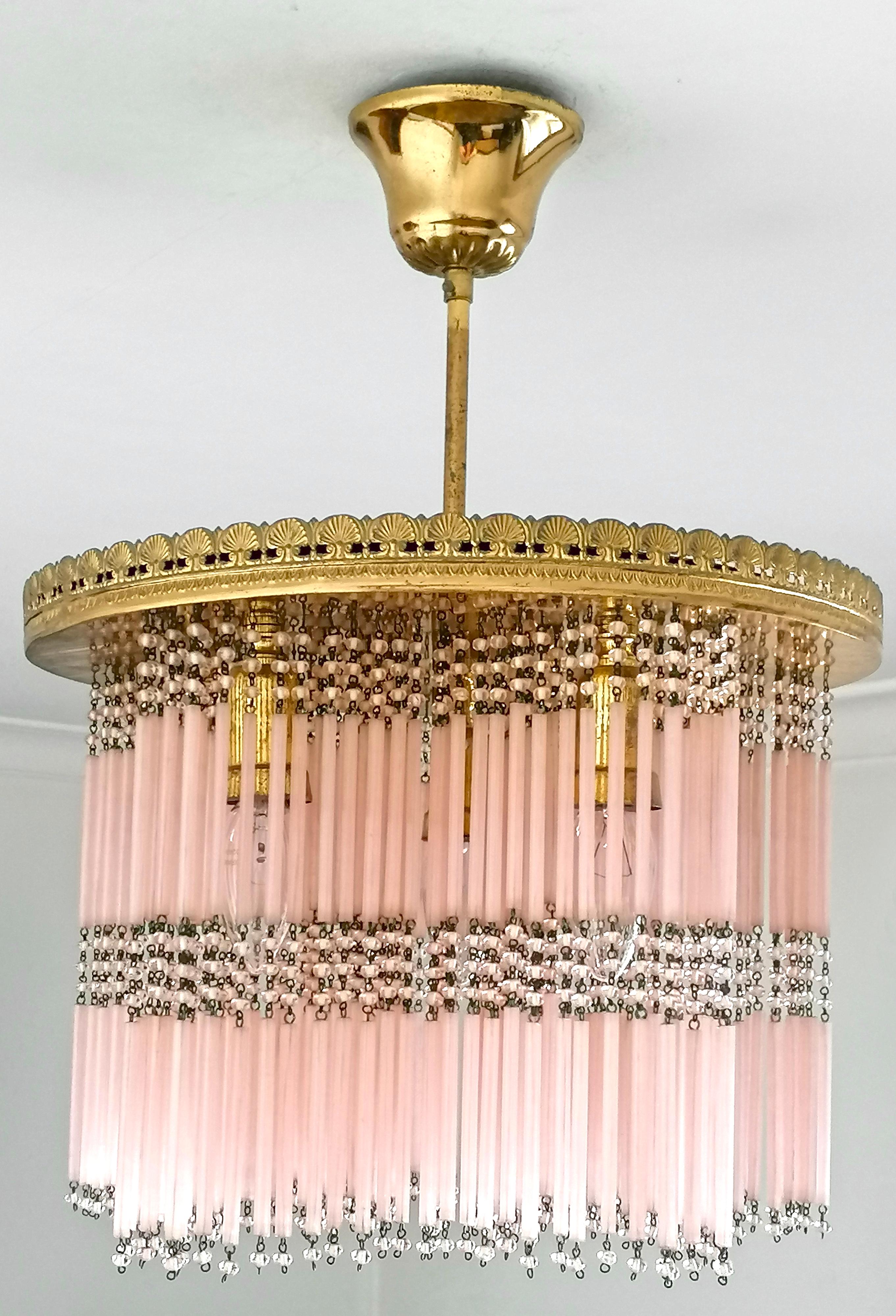 Vergoldeter Hollywood-Regency-Kronleuchter in Form eines Sterns mit Strohfransen aus rosa Murano-Glas (Muranoglas) im Angebot