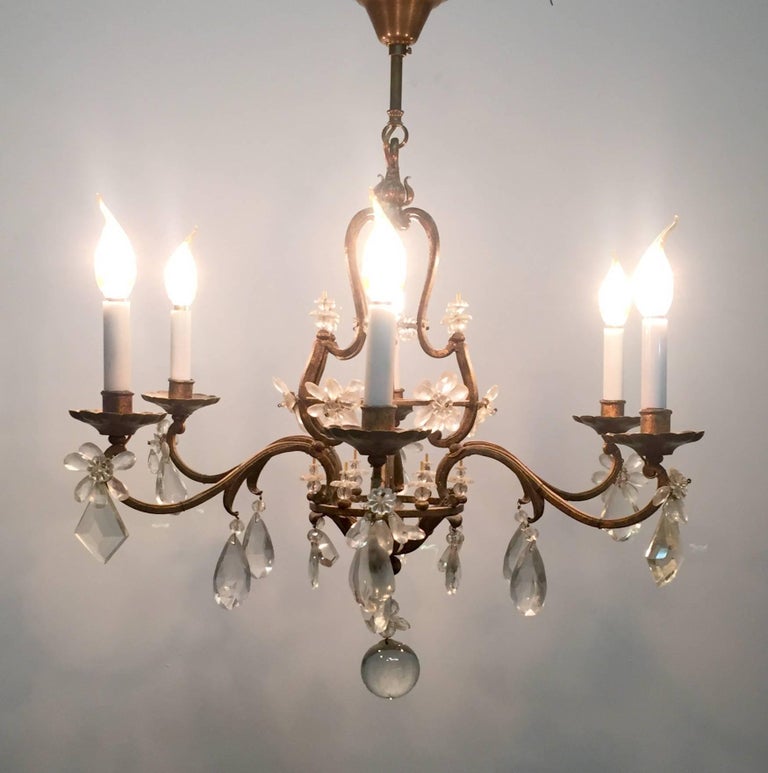 Beautiful gilt iron and crystal chandelier in the style of Maison Baguès, France, circa 1940s.
Made of cut-glass/ crystal and gilt iron.
Socket: Six Edison (e14) for standard screw bulbs.
Very good condition.