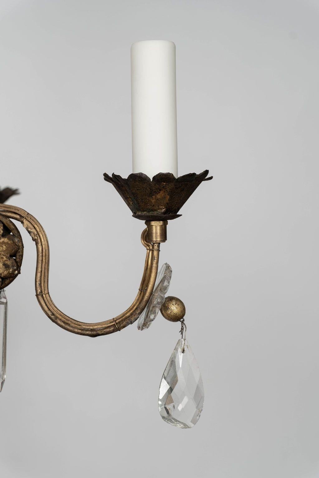 Lampadario italiano in ferro dorato e cristallo in vendita 3