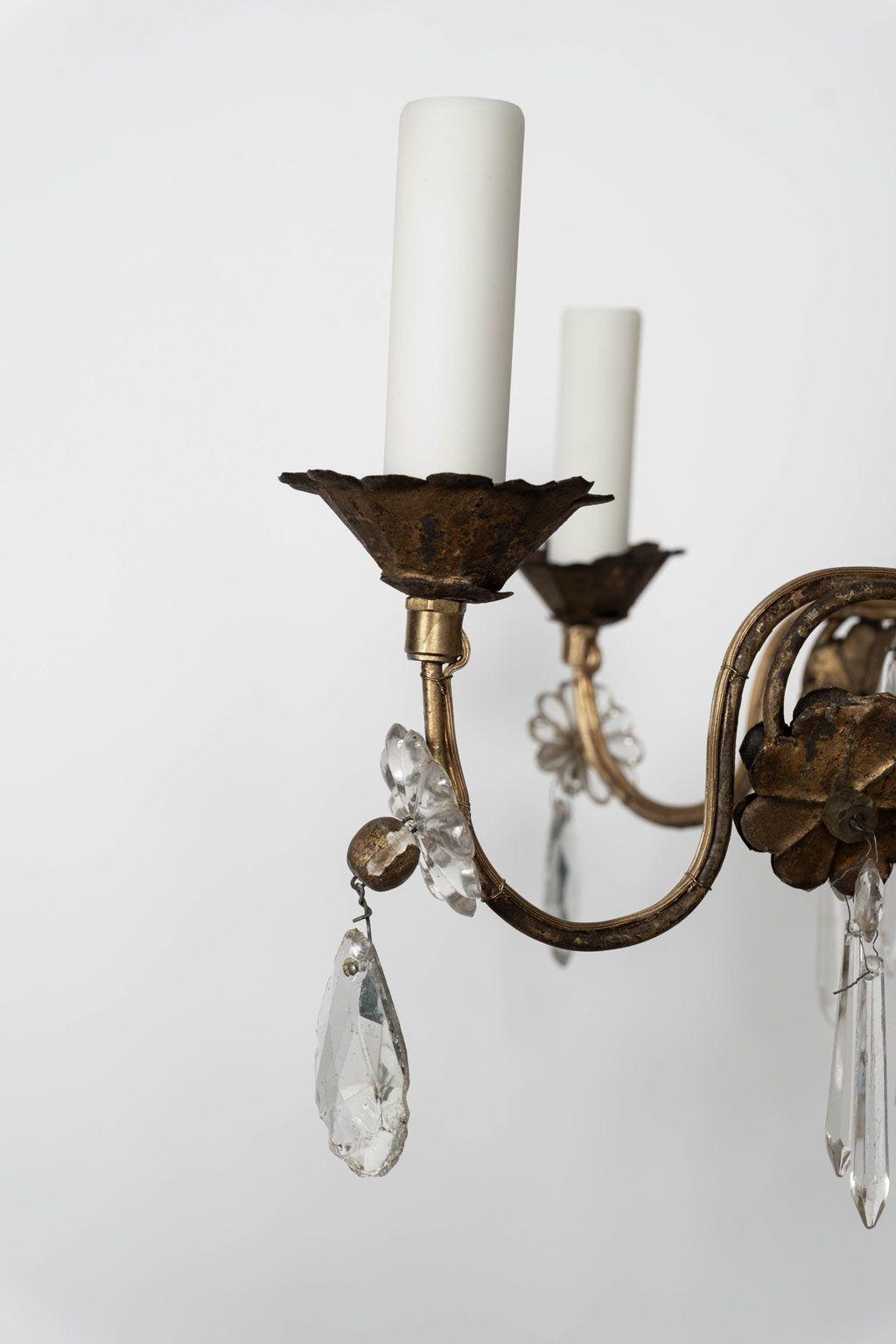 Lampadario italiano in ferro dorato e cristallo, 1860-1879 circa. Lampadario a sei bracci in ferro dorato ornato da perline e pendenti in legno dorato e cristallo. Ogni braccio supporta una luce a candelabro. Include una catena e un tettuccio (le
