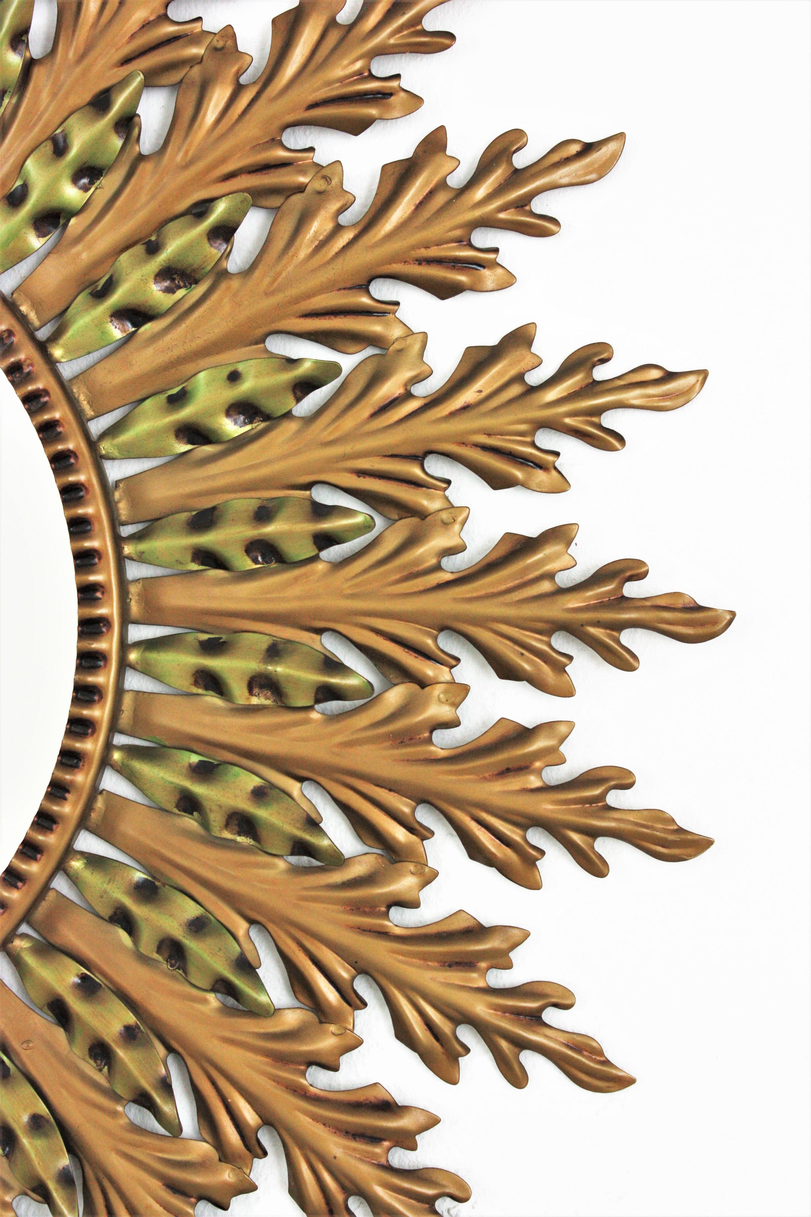 20ième siècle Miroir espagnol en métal doré avec accents verts, années 1950 en vente