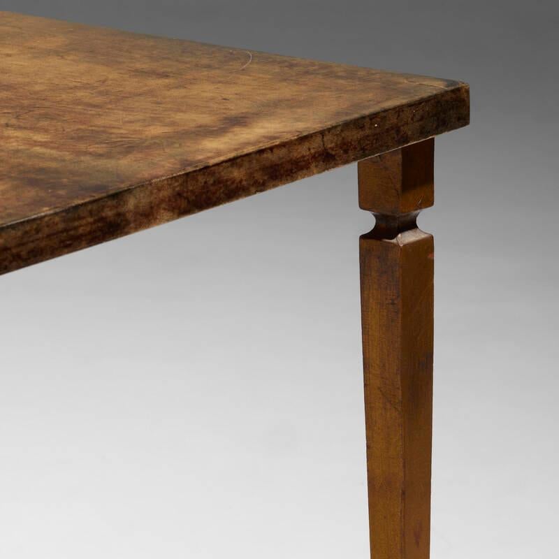 Mid-Century Modern Table d'appoint en fer doré et peau de chèvre laquée par Maison Ramsay en vente