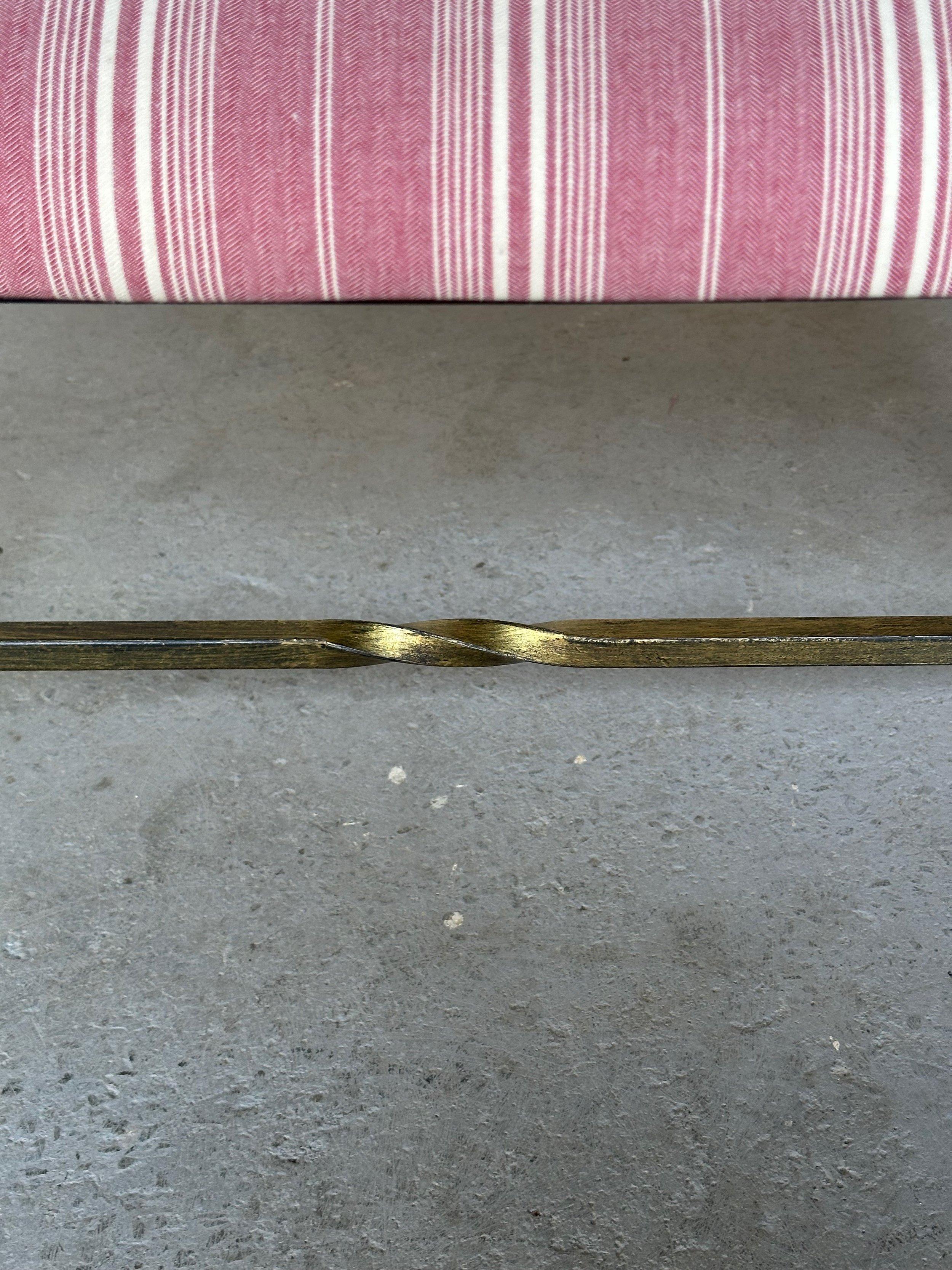 Banc en fer doré à rayures mauves en vente 2