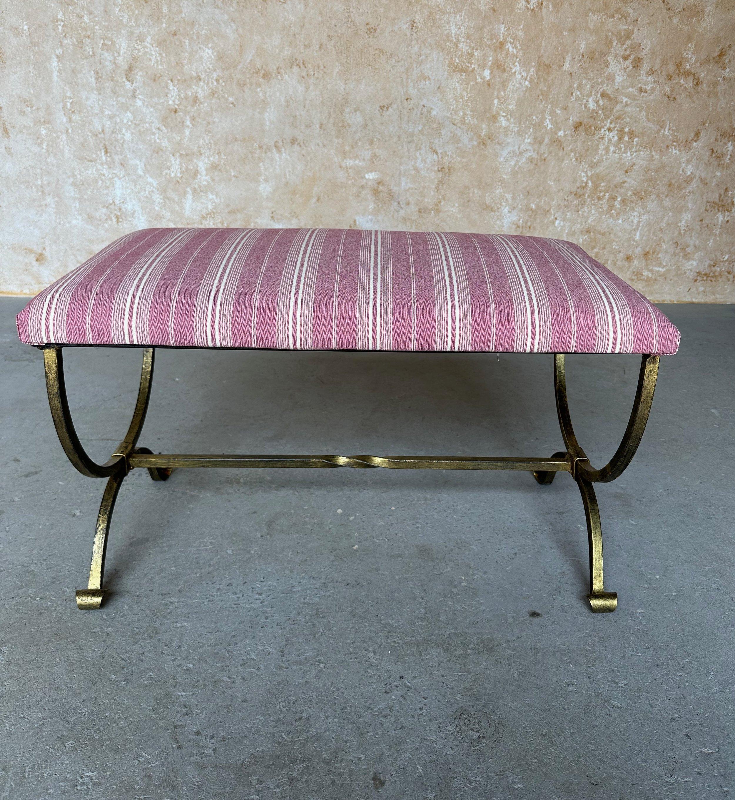 Banc en fer doré à rayures mauves en vente 3