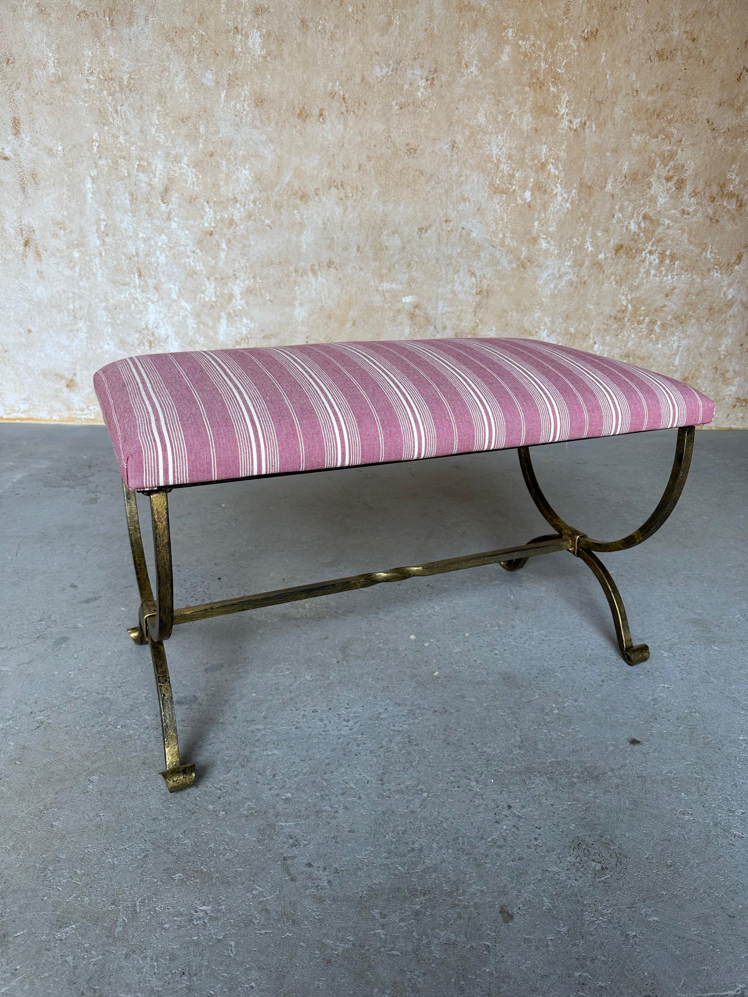 Cet élégant banc espagnol en fer doré a été récemment fabriqué par des artisans européens qualifiés utilisant des méthodes traditionnelles de travail du fer. La base en fer forgé à la main présente des pieds gracieusement enroulés et un brancard