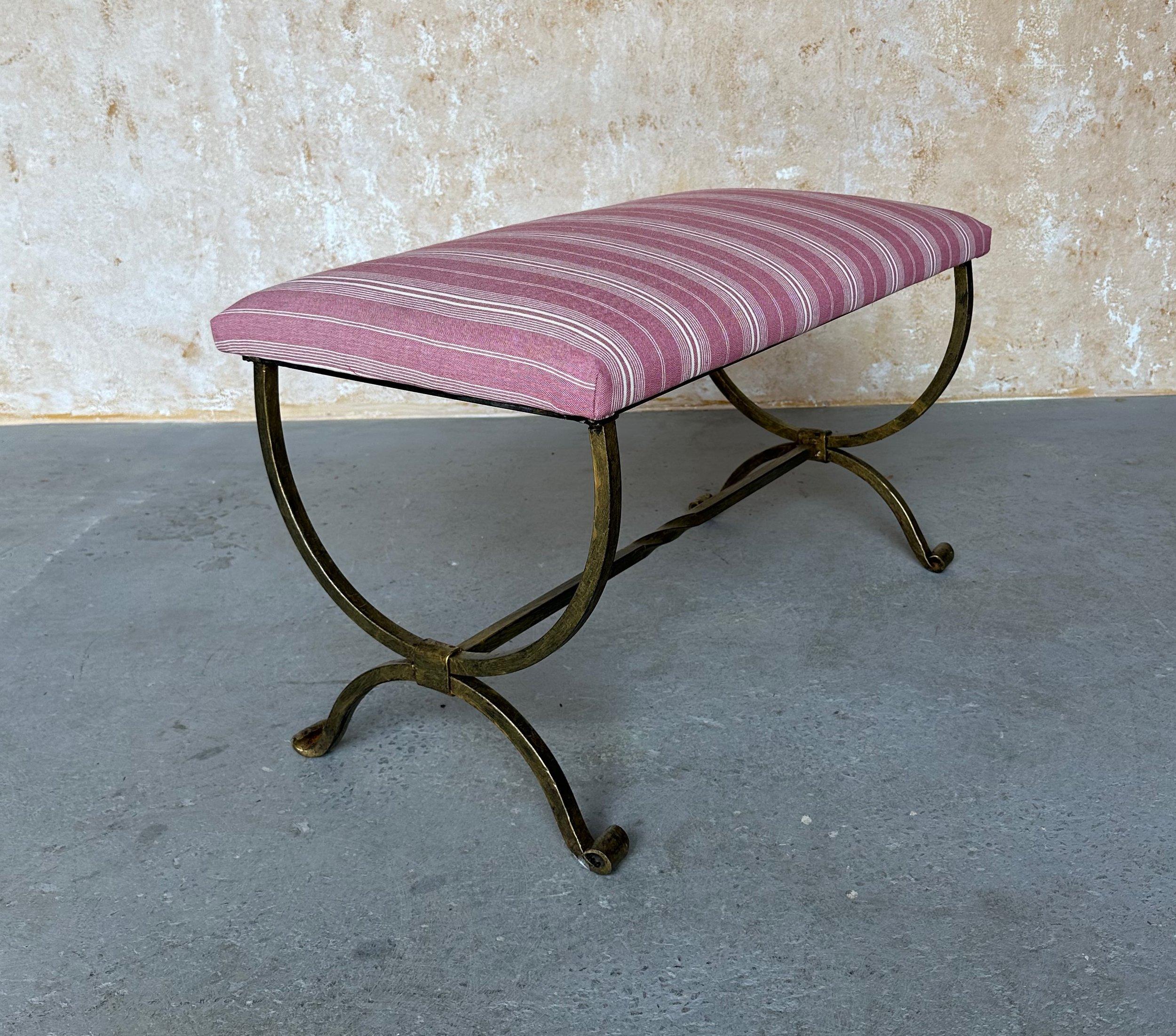 Mid-Century Modern Banc en fer doré à rayures mauves en vente