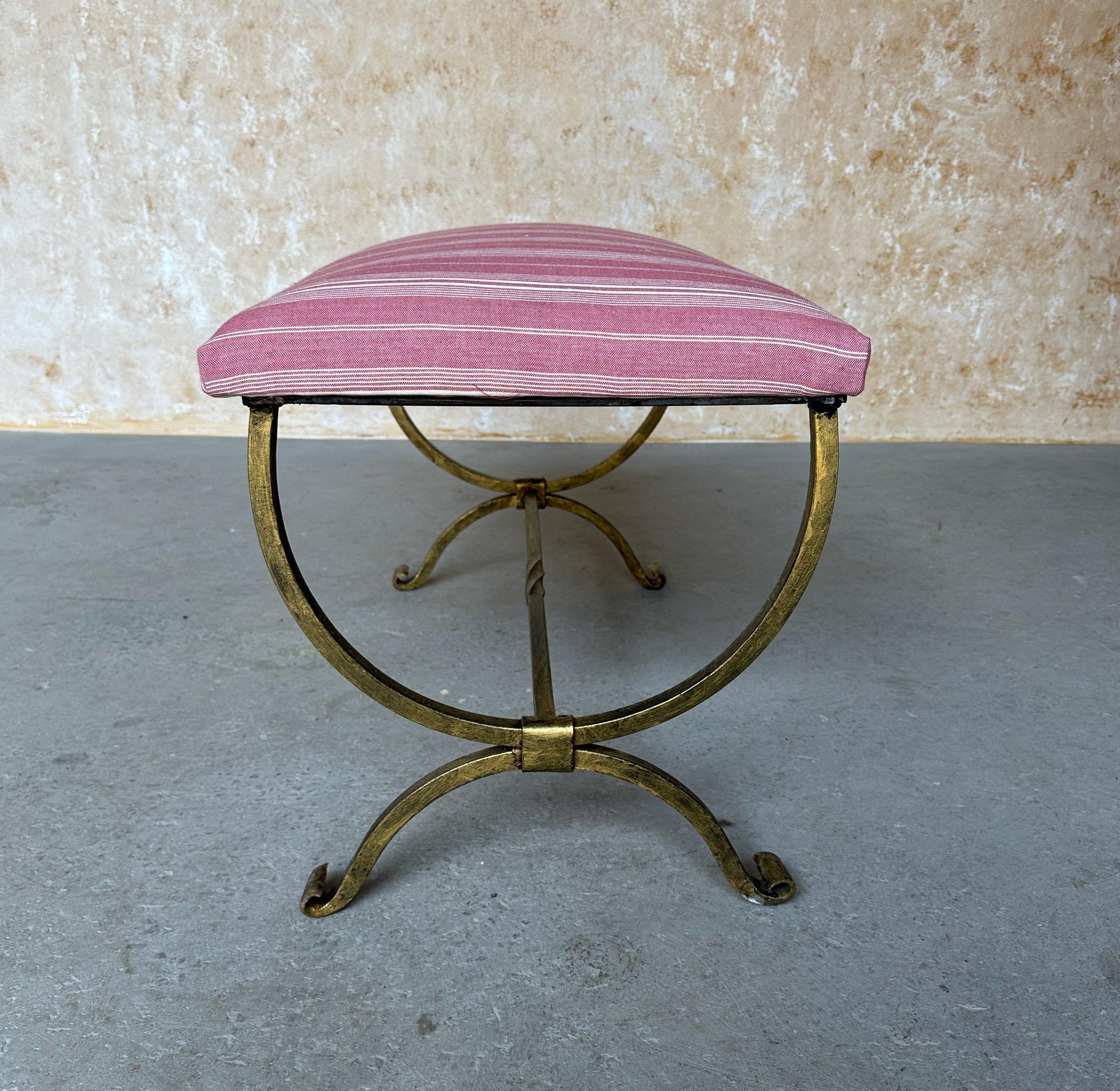 Doré Banc en fer doré à rayures mauves en vente