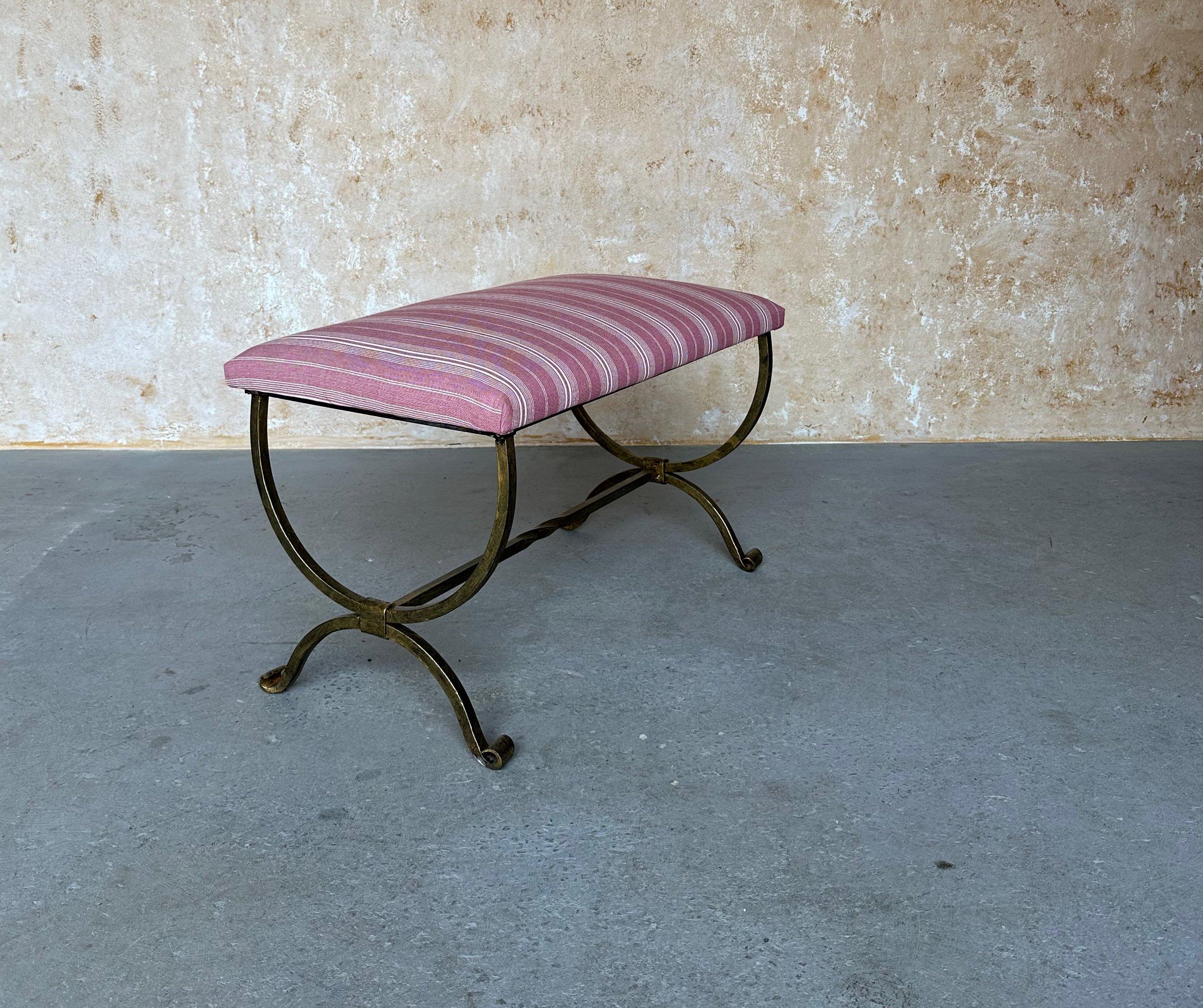 Banc en fer doré à rayures mauves Bon état - En vente à Buchanan, NY