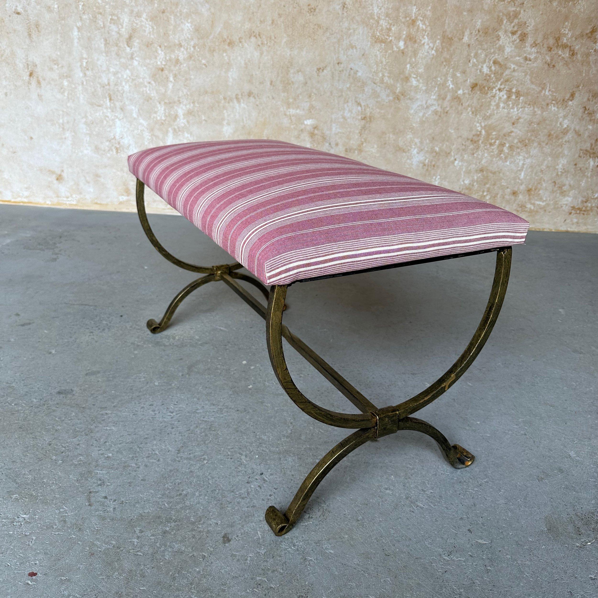 Fer Banc en fer doré à rayures mauves en vente