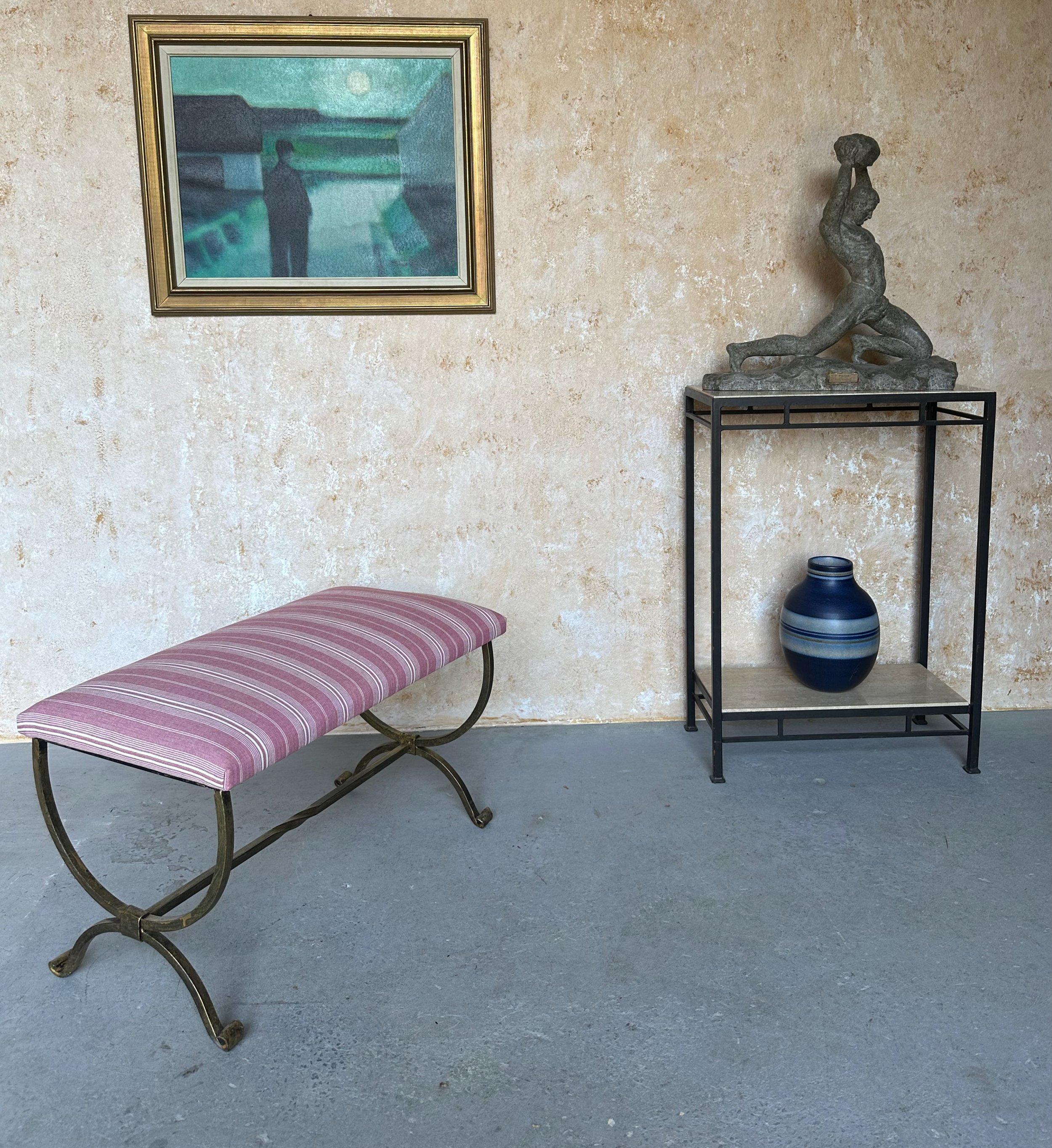 Banc en fer doré à rayures mauves en vente 1