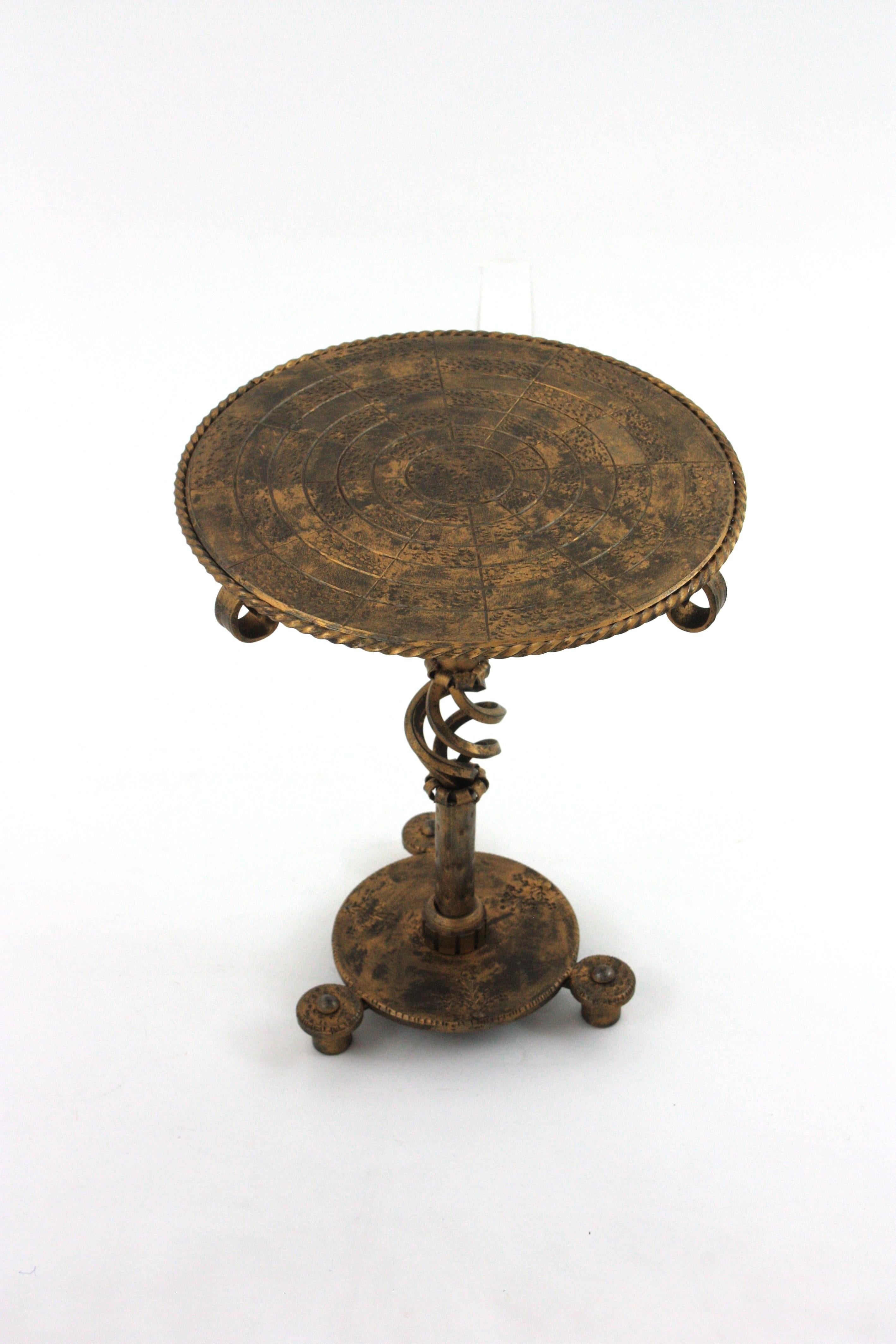 Spanish Brutalist Drinks Table in gilt wrought iron
Rare find.
This eye-catching table was handcrafted in wrought iron and shows a gorgeous blacksmith's design combininig industrial and brutalist accents. Gilt patinated finish.
The round top is