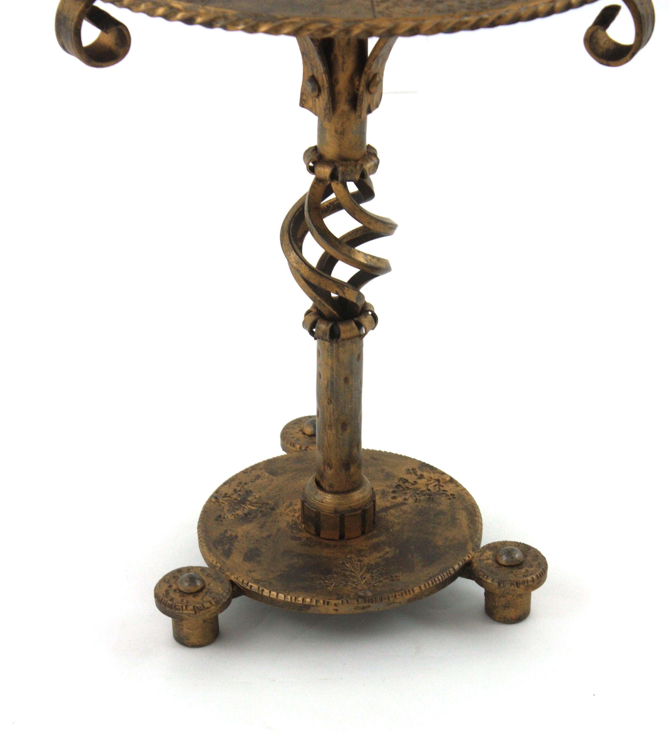 Gilt Iron Brutalist Side Table Gueridon / Drinks Table In Good Condition For Sale In Barcelona, ES